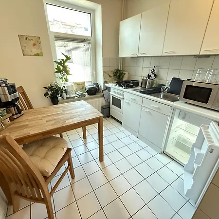 Daire 1 Zi Whg An Der Universitaet Zu Kiel-alsenstrasse 17, Perfekt Als Schadenwohnung, Eigener Parkplatz, Grosse Wohnkueche, Wlan, Gemuetlich Moebliert, Je 3 Min Zur Universitaetsklinik, Ostsee, Seebaeder, City, Luxusfaehren