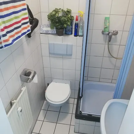 Daire 1 Zi Whg An Der Universitaet Zu Kiel-alsenstrasse 17, Perfekt Als Schadenwohnung, Eigener Parkplatz, Grosse Wohnkueche, Wlan, Gemuetlich Moebliert, Je 3 Min Zur Universitaetsklinik, Ostsee, Seebaeder, City, Luxusfaehren
