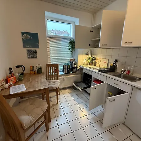 1 Zi Whg An Der Universitaet Zu Kiel-alsenstrasse 17, Perfekt Als Schadenwohnung, Eigener Parkplatz, Grosse Wohnkueche, Wlan, Gemuetlich Moebliert, Je 3 Min Zur Universitaetsklinik, Ostsee, Seebaeder, City, Luxusfaehren *