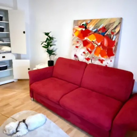 1 Zi Whg An Der Universitaet Zu Kiel-alsenstrasse 17, Perfekt Als Schadenwohnung, Eigener Parkplatz, Grosse Wohnkueche, Wlan, Gemuetlich Moebliert, Je 3 Min Zur Universitaetsklinik, Ostsee, Seebaeder, City, Luxusfaehren *